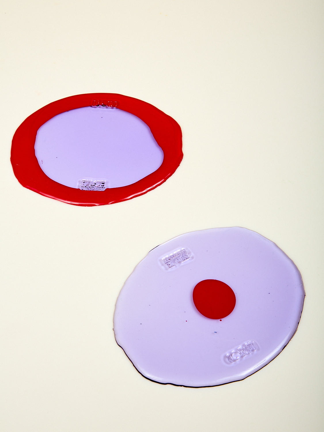  A pair of lilac and red Table-Mates.